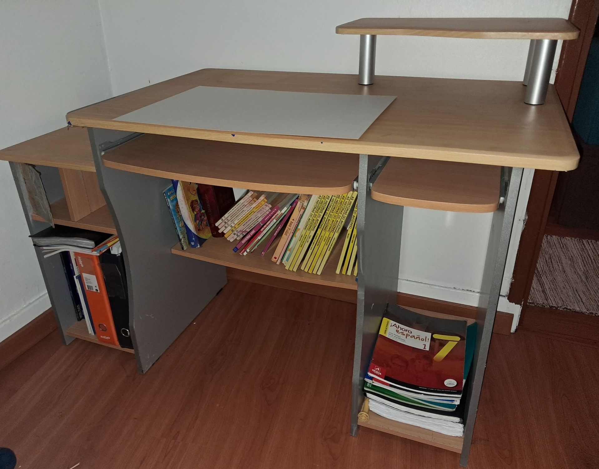 Secretaria com prateleiras