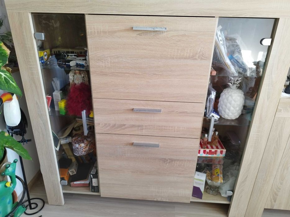 witryna z barkiem i szufladami