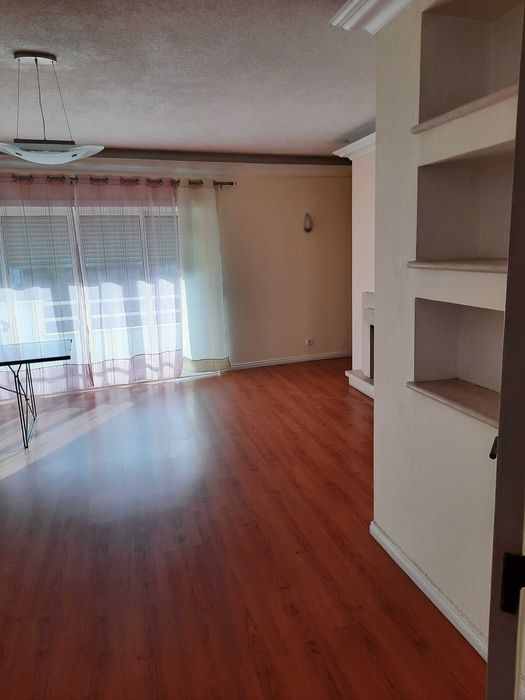 Arrendo T2 150 m2/Renovado e mobilado muita Luz