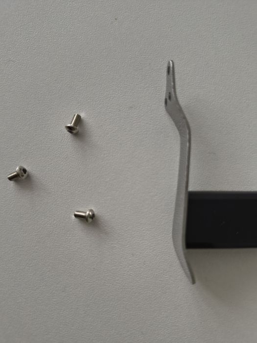 Klips do noża ze śrubkami.