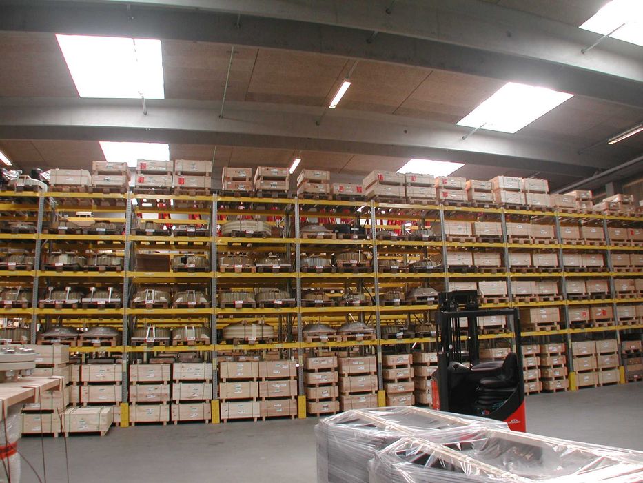 Складське стелажне обладнання Стелажі і навантажувальна техніка