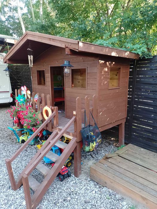 Drewniany domek dla dziecka