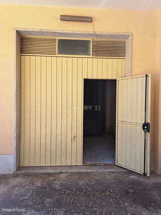 Garagem para Arrendamento no Cacém – 39 m² com WC e Acesso Direto à Ru