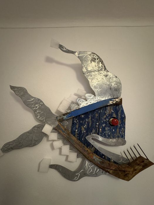 Peixe feito de madeira e latão. Obra de arte
