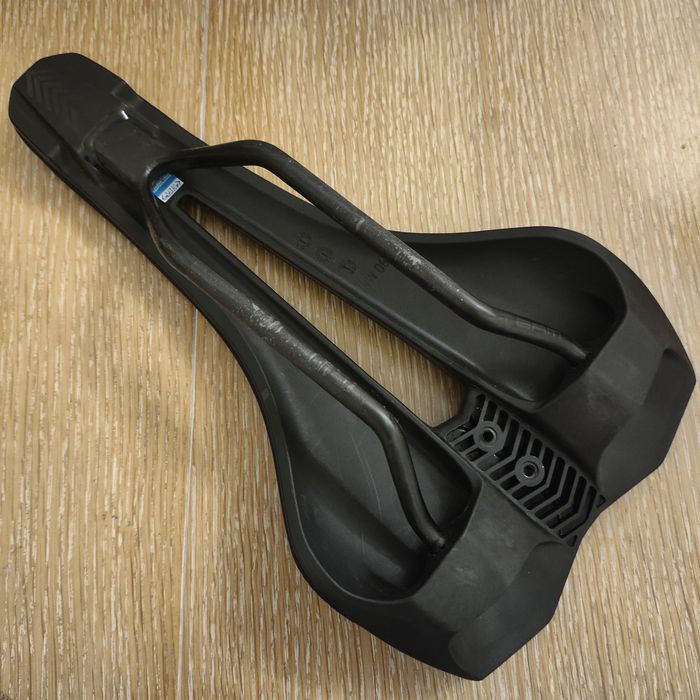 Siodełko szosal PRO Griffon Team, 143mm, podstawa i pręty karbonowe