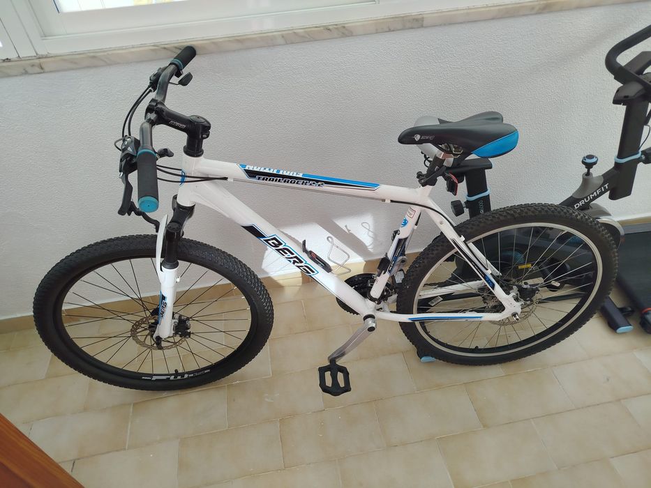 Bicicleta está como nova bem pouco uso...