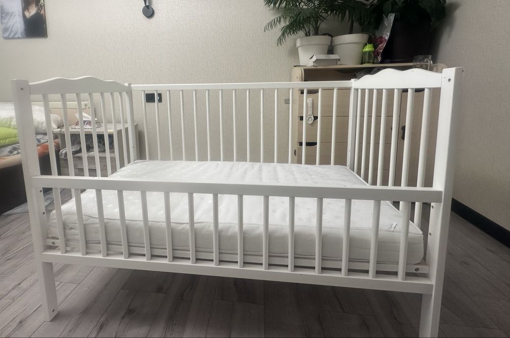 Дитяче ліжко з механізмом для заколисування та матрацом та