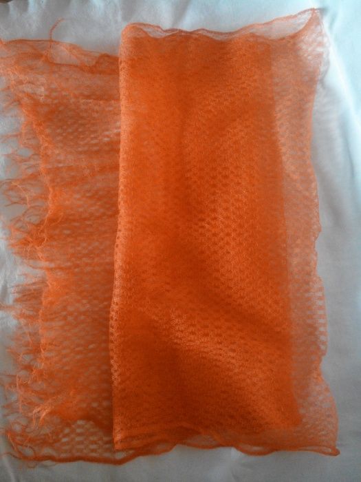 Белоснежный, элегантный, лёгкий и нежный персиковый шарфы.