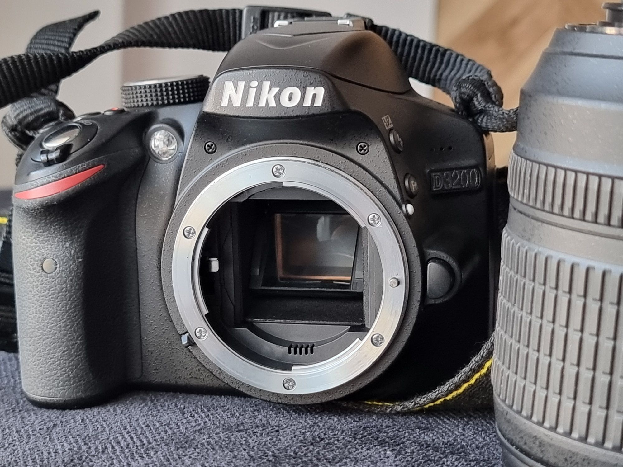 Sprzedam aparat Nikon D3200 + obiektyw Nikkor 18-105 + statyw + torba