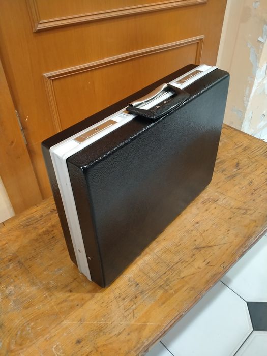 Дипломат кейс чемодан 
СССР ц.24р.20к.
пластиковый чёрный