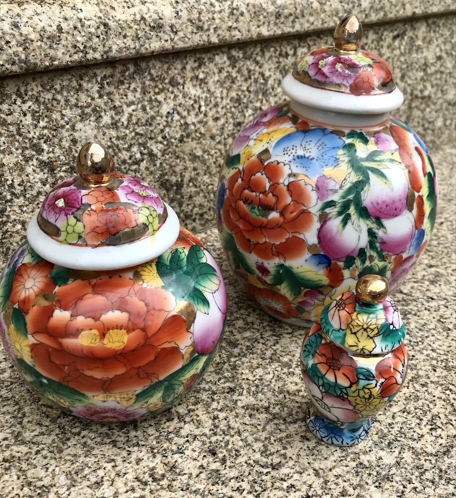 Conjunto de três jarros de porcelana chinesa