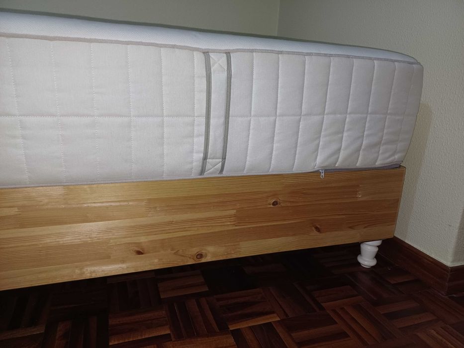 Cama com estrado  e colchão de molas ensacadas 90x200 como novo