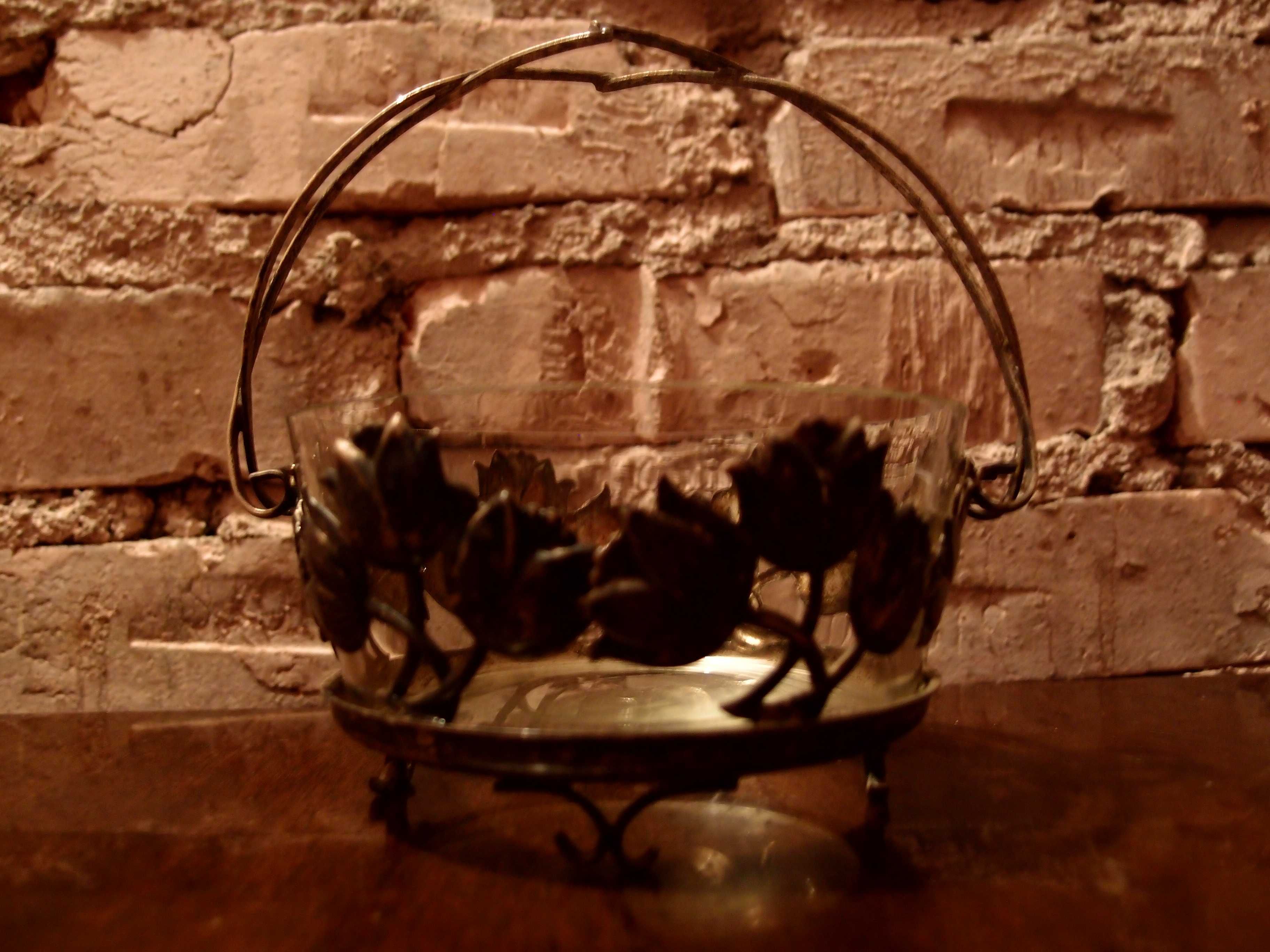 Piękny ozdobny metalowy koszyczek ze szklanym wkładem PRL