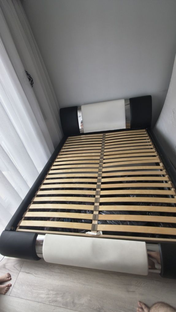 Łóżko pod materac 200 cm x160 cm.
