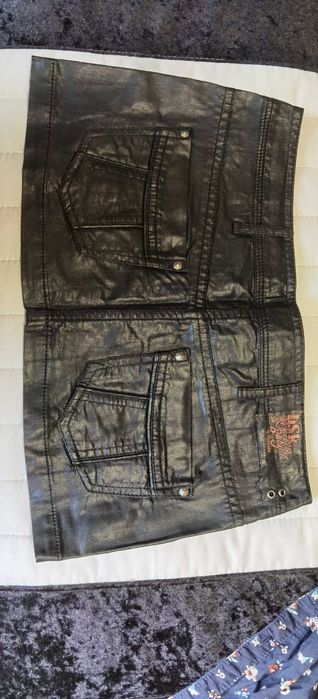 Mini saia de cabedal