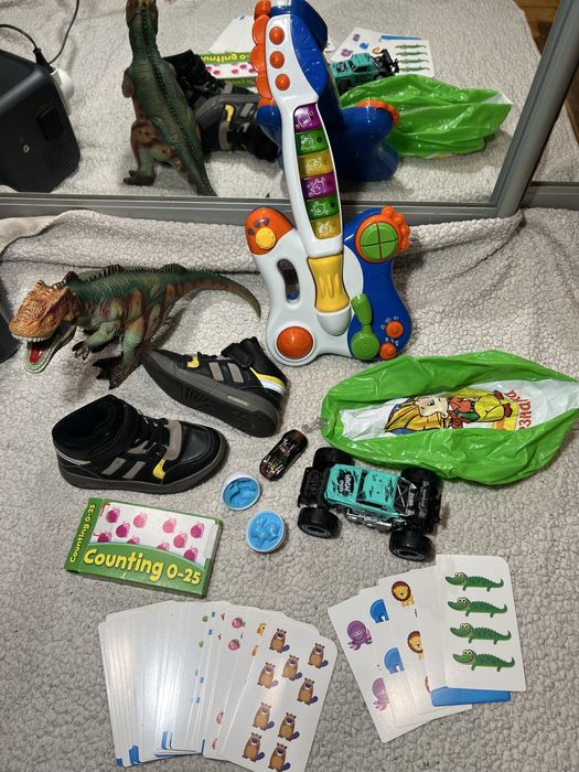Взуття, іграшки, мʼячик