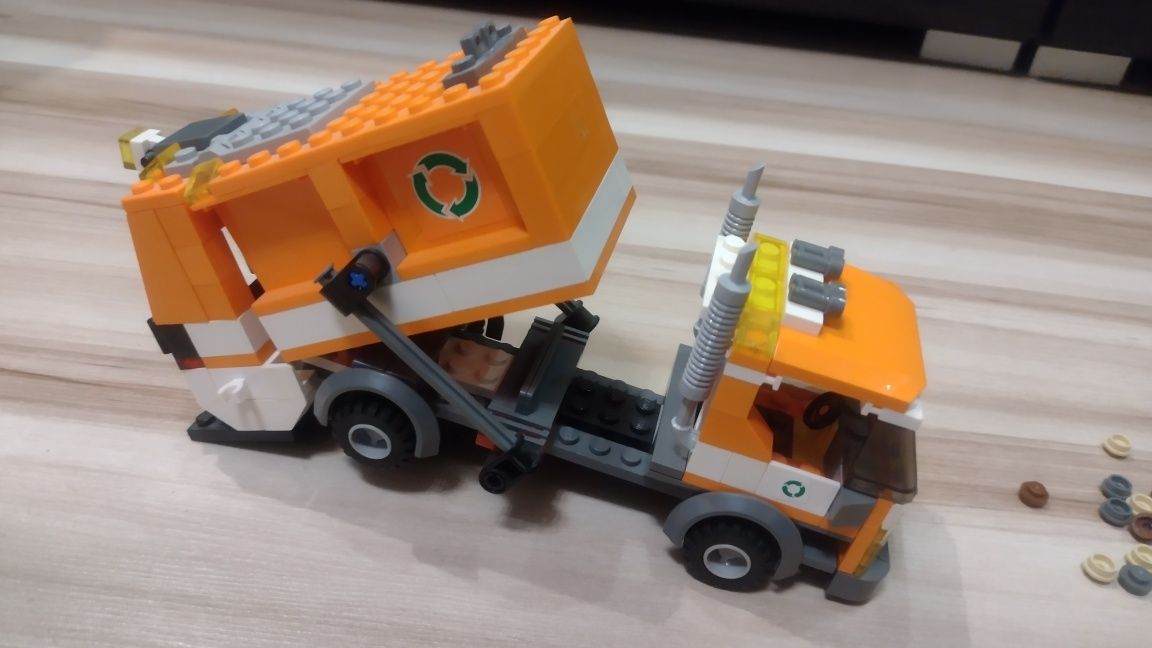 LEGO City 7991 - Śmieciarka - kompletna bez figurki w stanie bdb