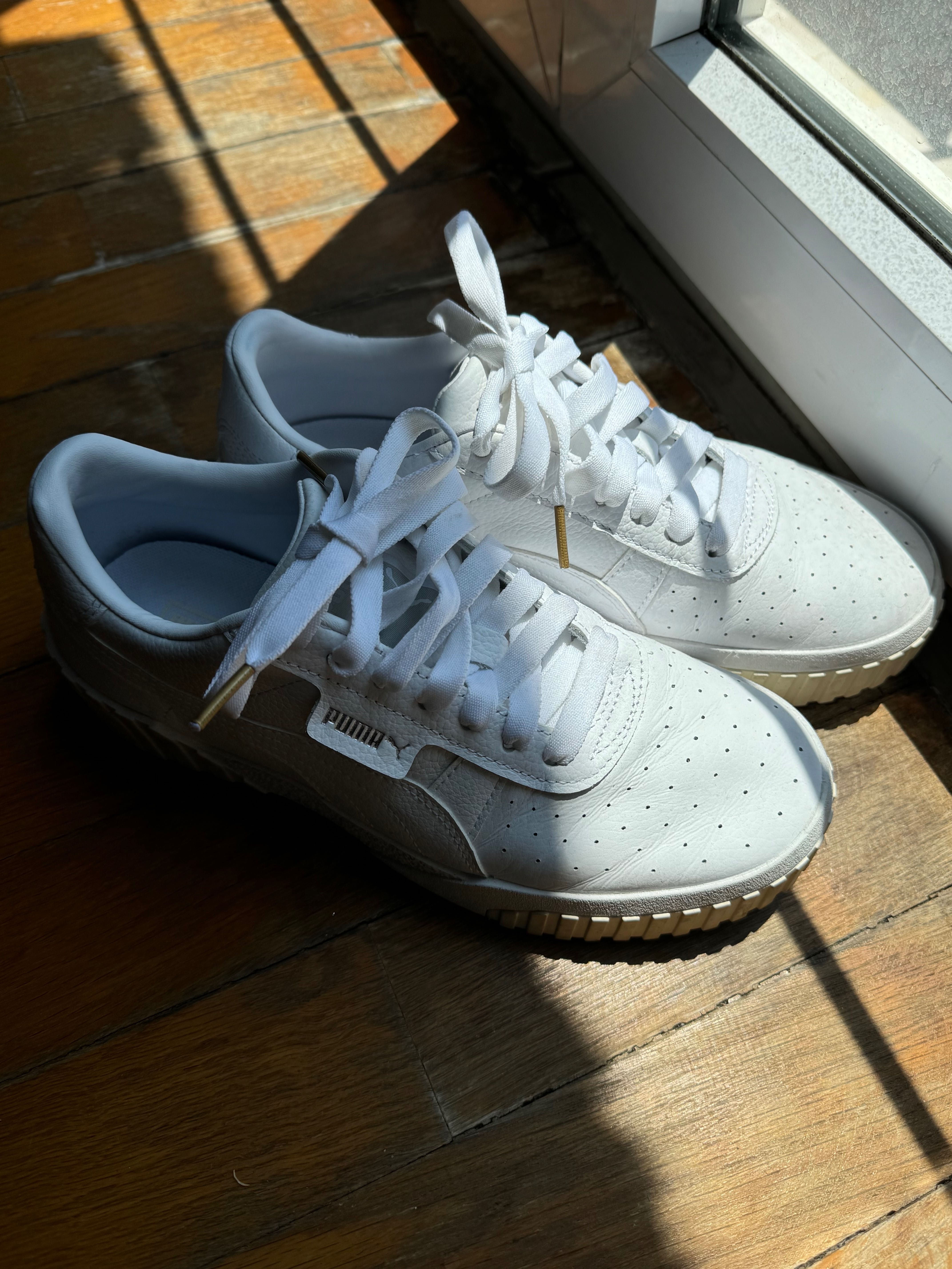 Tenis - Puma Branco com o solado bege