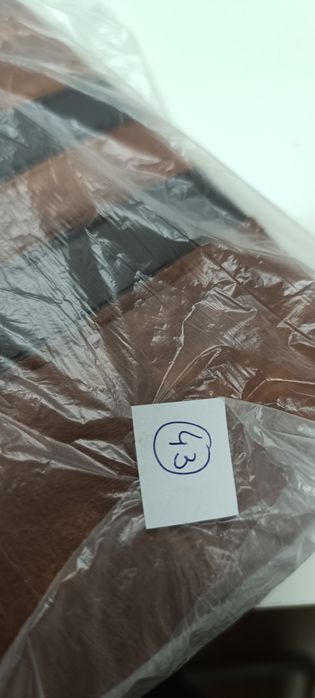 Bolsa em pele genuína . Tamanho pequeno. Castanha