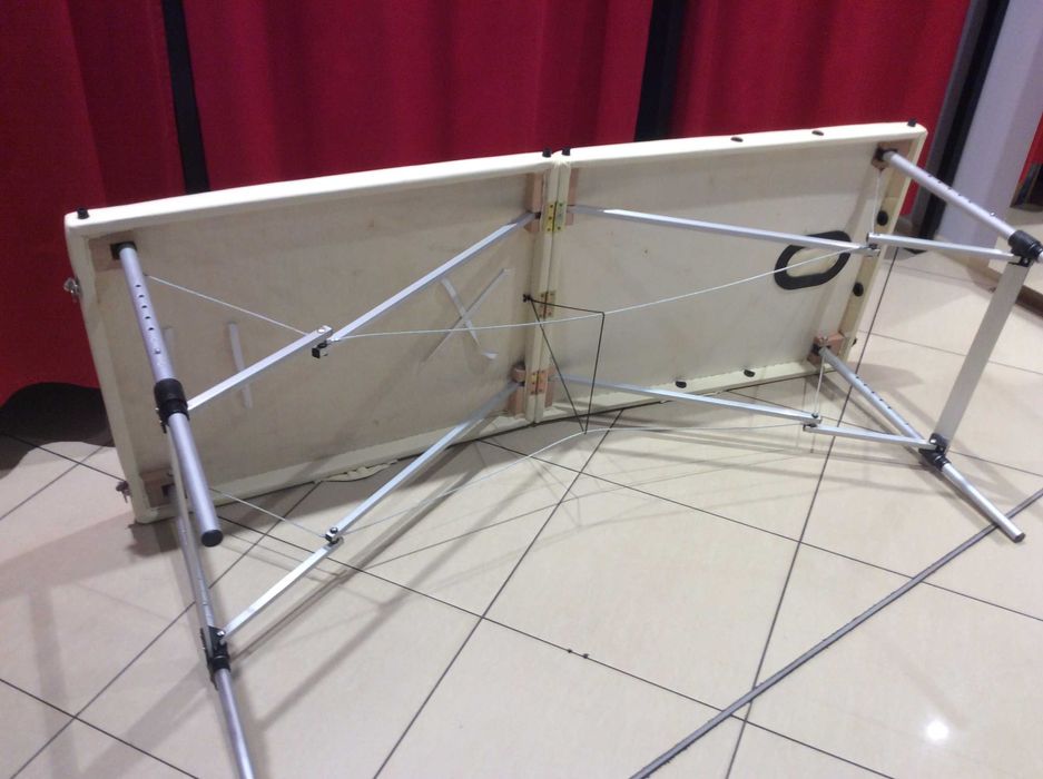 Łóżko do masażu kompletne w pokrowcu.