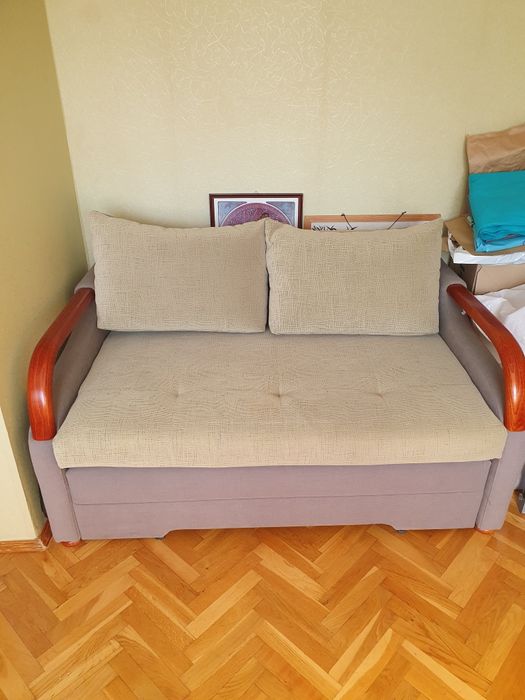 Mini sofa rozkładana ze schowkiem na pościel
