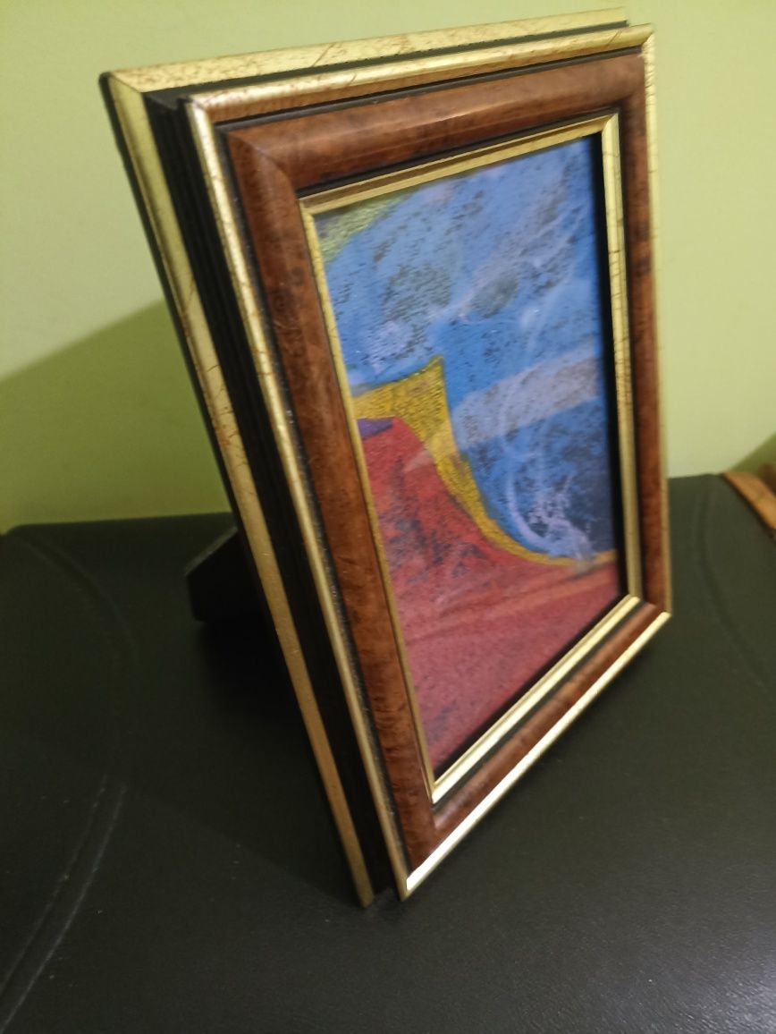 Stary malowany obraz pastela w grubej ramie na biurko.