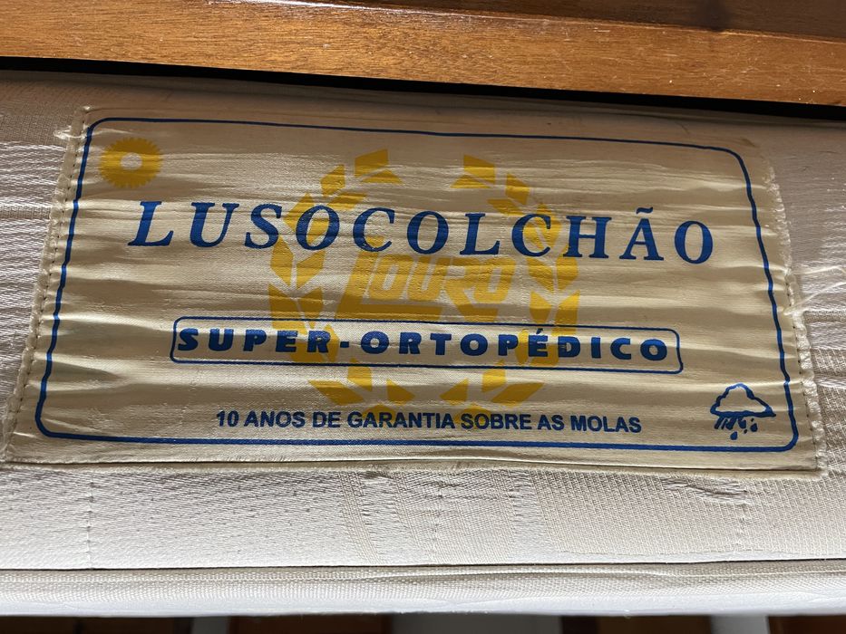 Cama + estrado + colchão + 2 mesas cabeceira + comoda + espelho