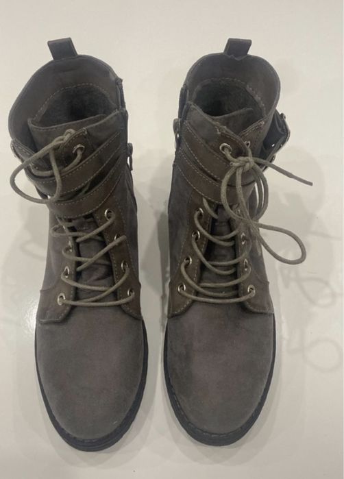 Botas cinzentas com fecho