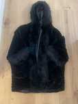Casaco preto pêlo sintético com capuz, todo forrado, com bolsos.