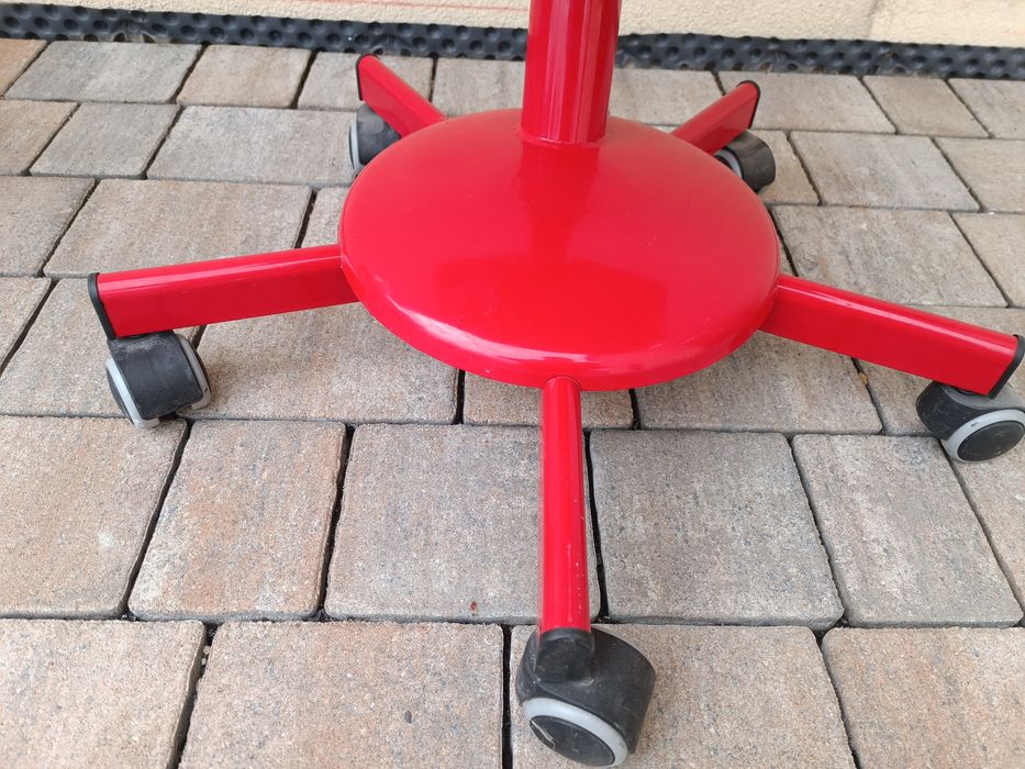 Nowe krzesło dziecięce na kółkach