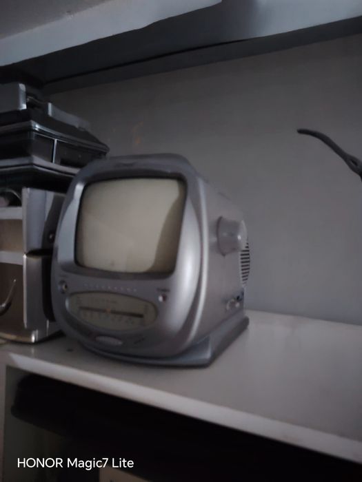 Mini TV com rádio incorporadoro