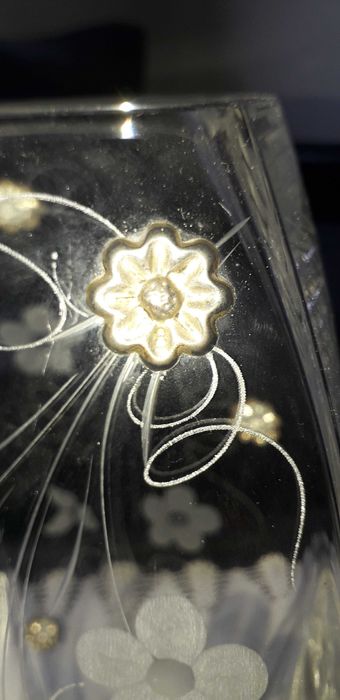 Jarra de Cristal com flores lapidadas e aplicações em prata