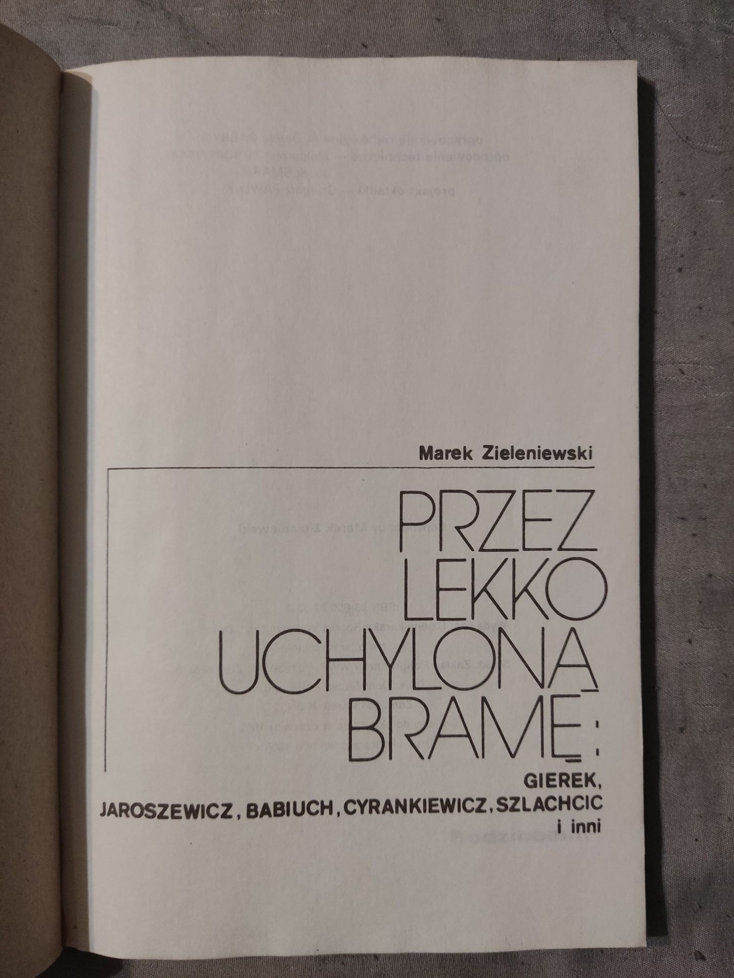 Przez Lekko Uchyloną Bramę: - Marek Zieleniewski