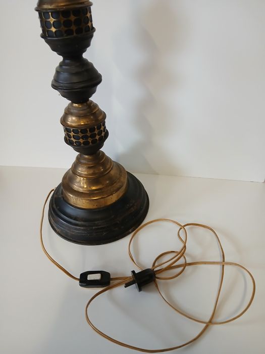 Wysoka lampa stojąca .