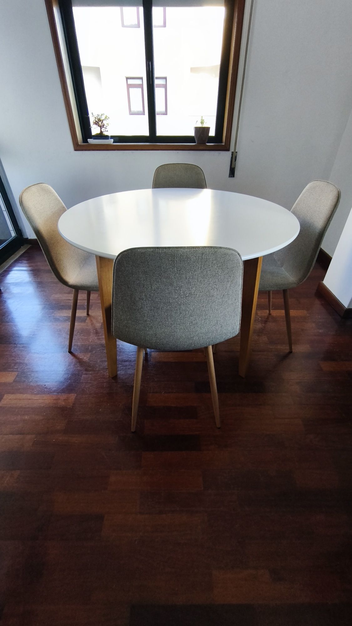 Mesa jantar redonda com cadeiras