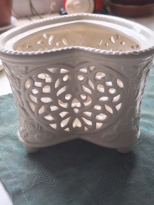 Продам дві  скриньки  для прикрас порце лянові