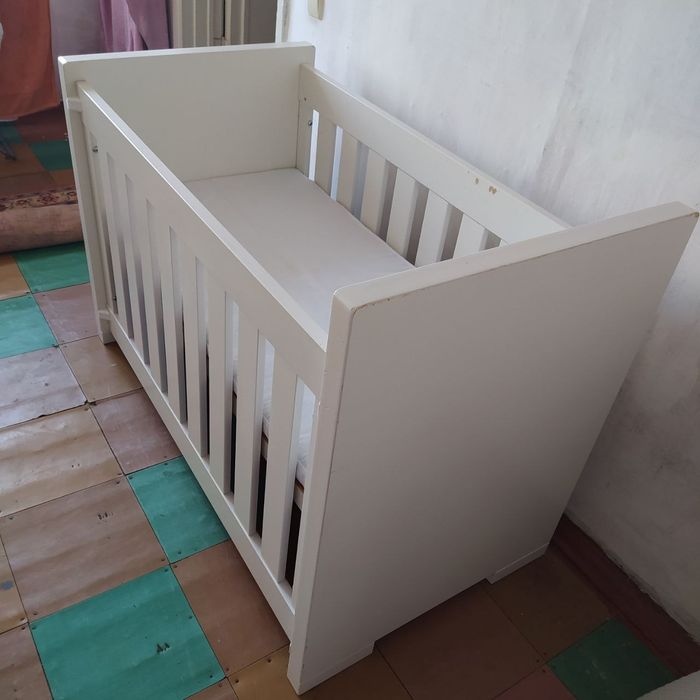 Дитяче ліжечко з натурального дерева