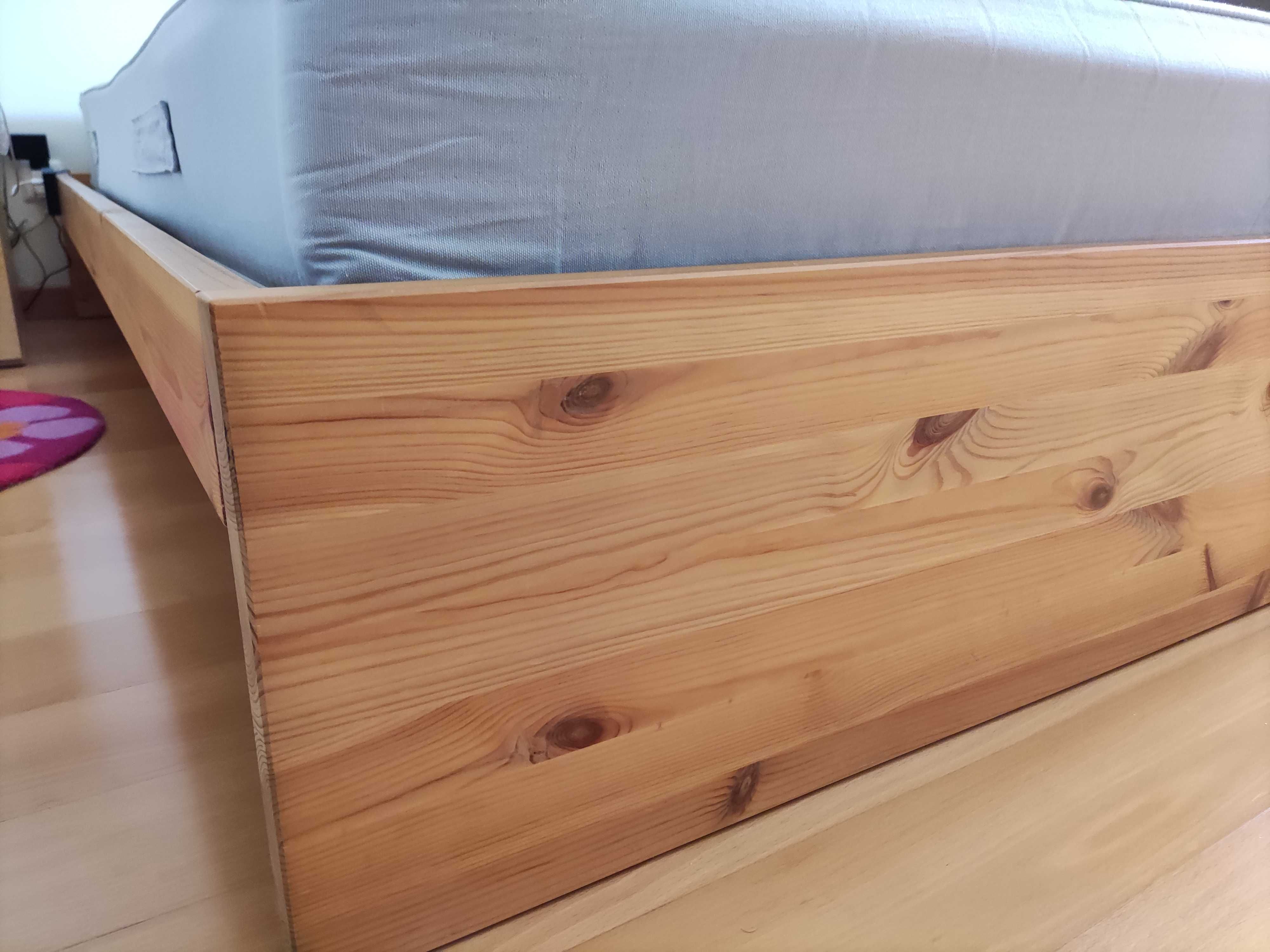 Cama sommier pessoa e meia (madeira) + colchão IKEA