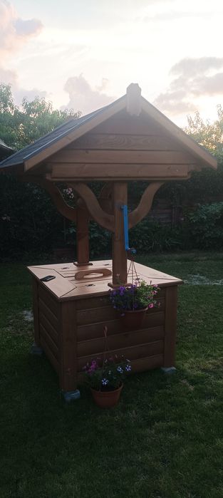 Huśtawka i studnia ogrodowa