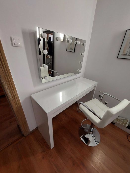Komplet do Wizażu: Lustro z żarówkami, toaletka, krzesło. Poznań