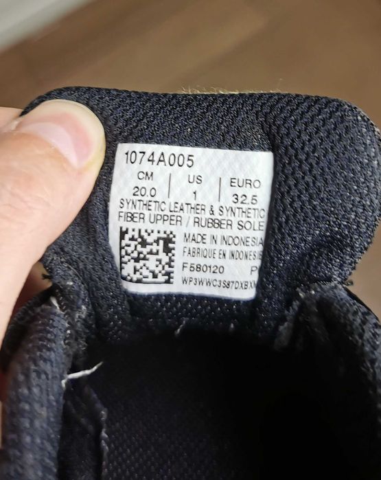 Asics buty sportowe na halę Upcourt 3 GS JR 1074A005-003 r. 32,5