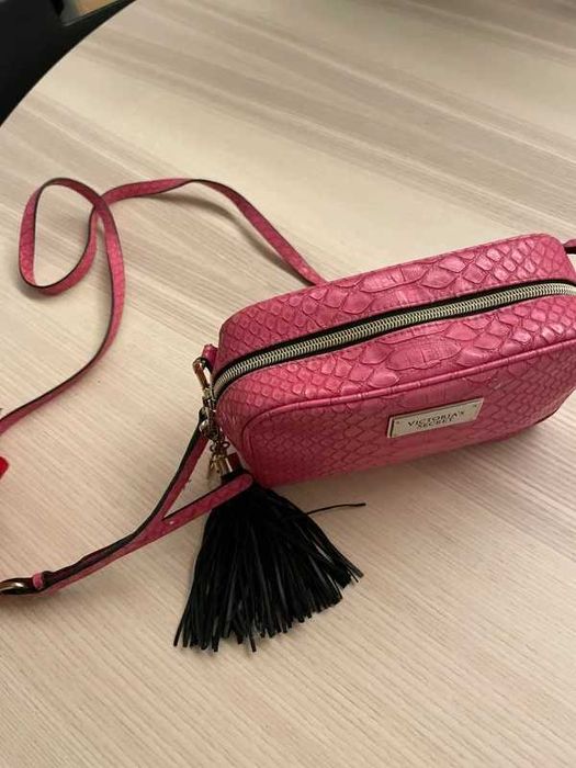 Torebka Victoria’s Secret na długim pasku