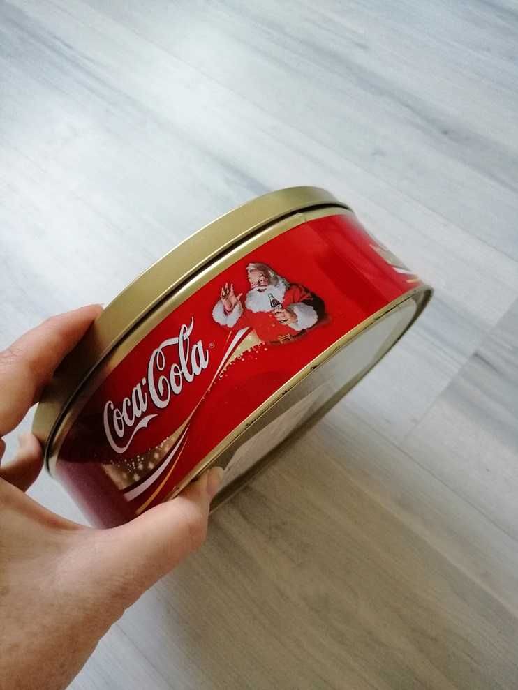 Kultowe metalowe pudełko / puszka świąteczna z wieczkiem Coca-cola.