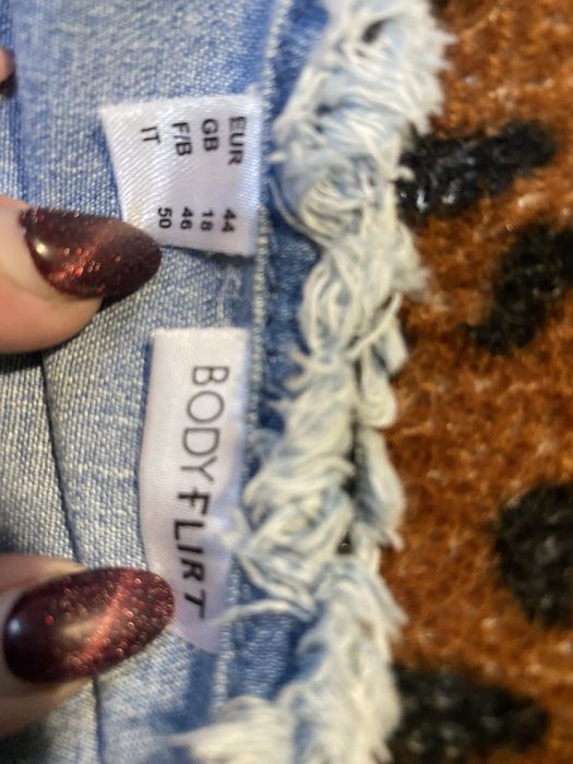 Джинсовий піджак , куртка з вишивкою