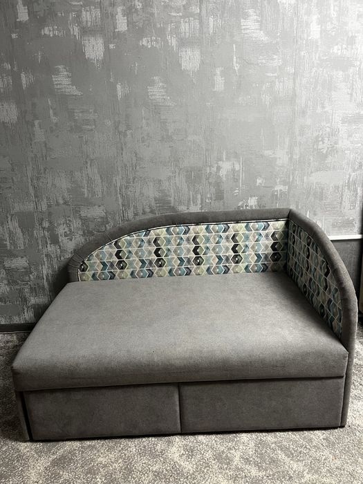 Диван -ліжко дитячий/ підлітковий