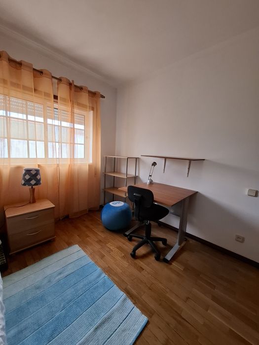 Arrenda-se quarto em S.Martinho do Bispo