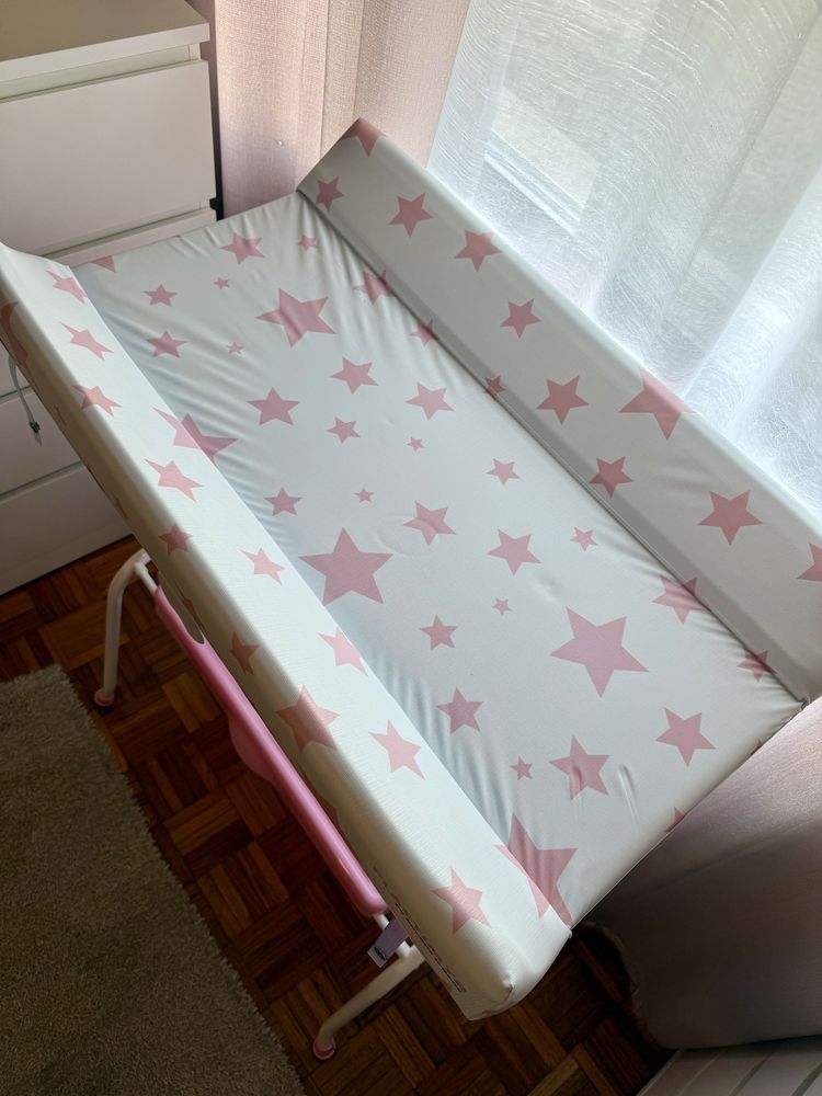 Muda fraldas com banheira Rosa