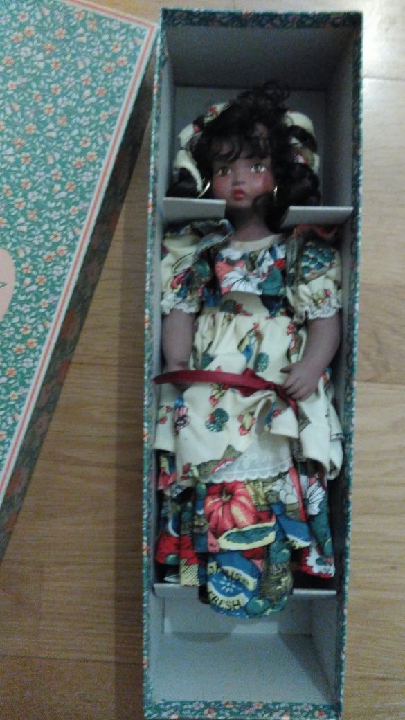 Boneca de louça, 32 cm, com caixa