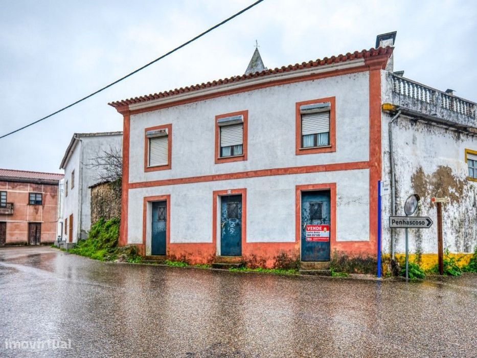 Moradia de 2 pisos com Terraço, Garagem e Terrenos rústicos Casal B...