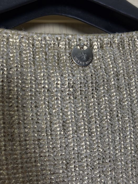 Золотая кофта вязаная с брошью Denny rose